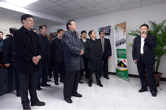 時任河南省省委書記郭庚茂（前排左二）、省長謝伏瞻（前排左一）莅臨萬莊集團指導工作