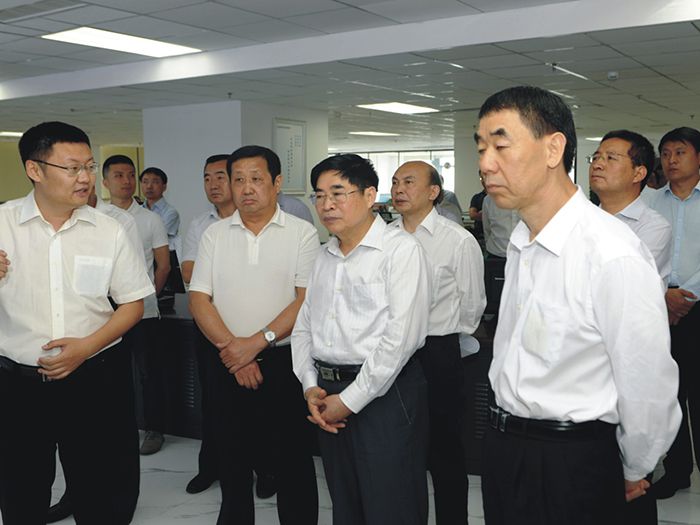 農村工作領導小組副組長袁純清（右二）一行莅臨萬莊園農資交易平台考察調研